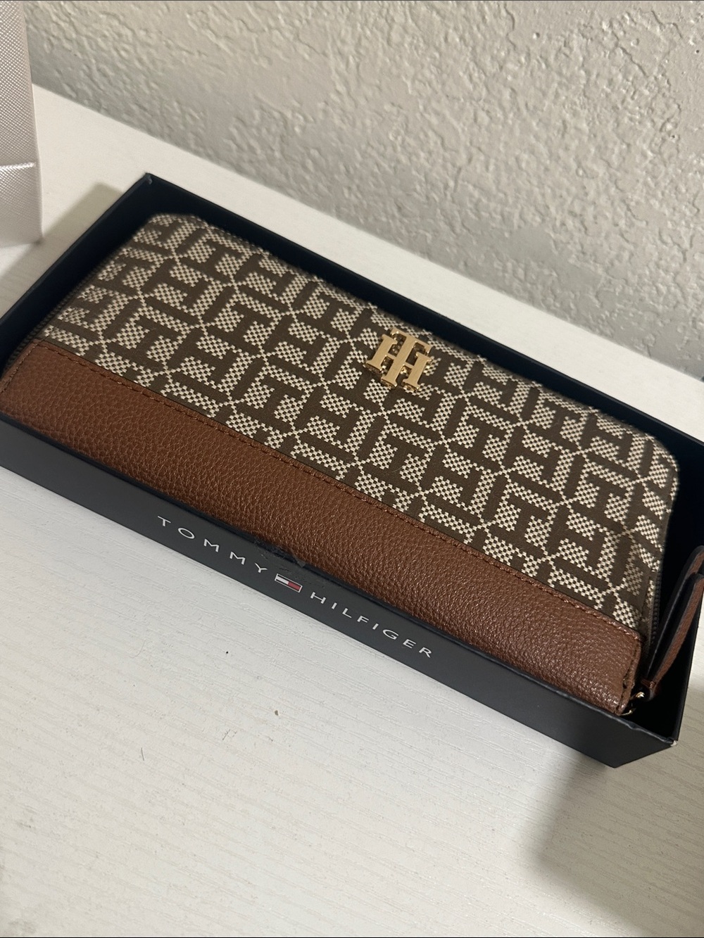 Tommy Hilfiger Monogram Zip Around Wallet Brown & Tan NWT - Picture 2 of 7